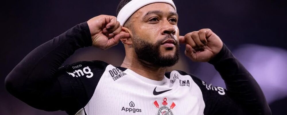 Memphis Depay publica vídeo com porco enjaulado após Derby; assista