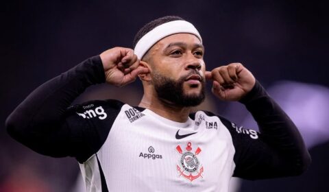 Memphis Depay publica vídeo com porco enjaulado após Derby; assista