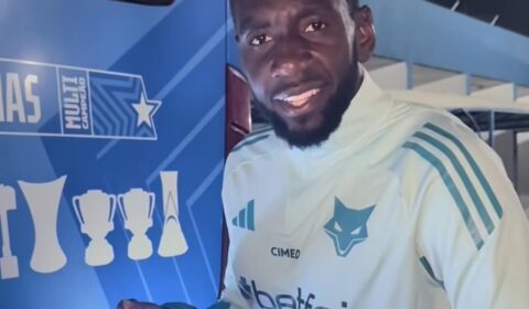Cruzeiro: Bolasie come frango frito em provocação a Atlético e zoa com bordão