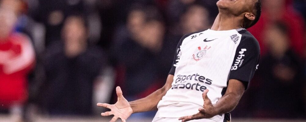 Corinthians vence Athletico-PR em duelo que classificará rival de Atlético ou Cruzeiro