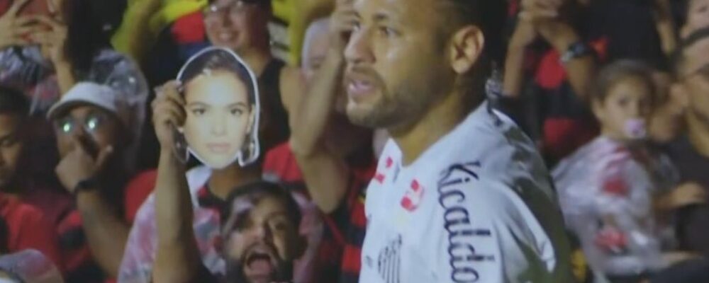 Torcedores do Sport driblam veto policial e provocam Neymar com Bruna Marquezine