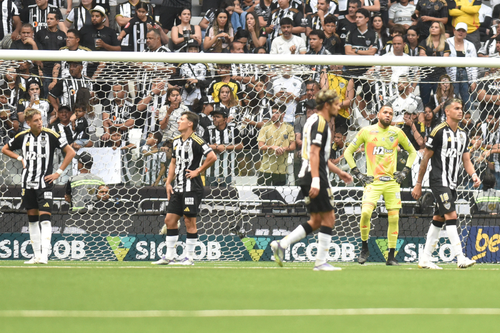 Jogadores do Atlético lamentam gol do Grêmio na Arena MRV - (foto: Ramon Lisboa/EM/DA.Press)