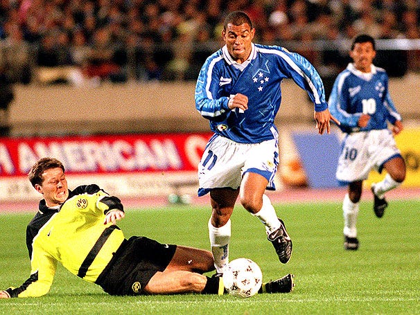 Borussia ganhou do Cruzeiro por 2 a 0 - (foto: YOSHIKATSU TSUNO/AFP) Borussia ganhou do Cruzeiro por 2 a 0 - (foto: YOSHIKATSU TSUNO/AFP)