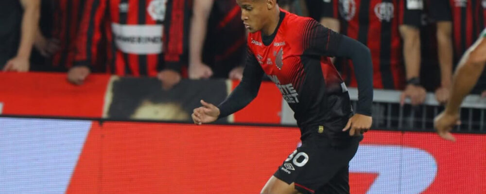 Cruzeiro solicita retorno imediato de Tevis, emprestado ao Athletico-PR