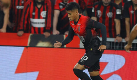 Cruzeiro solicita retorno imediato de Tevis, emprestado ao Athletico-PR