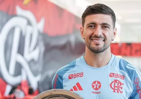 Flamengo homenageia Arrascaeta por recorde e Sub-20 pelo título