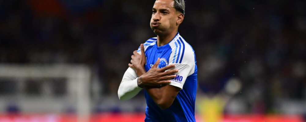 Cruzeiro vence São Paulo com gol de falta e segue na briga no topo do Brasileiro