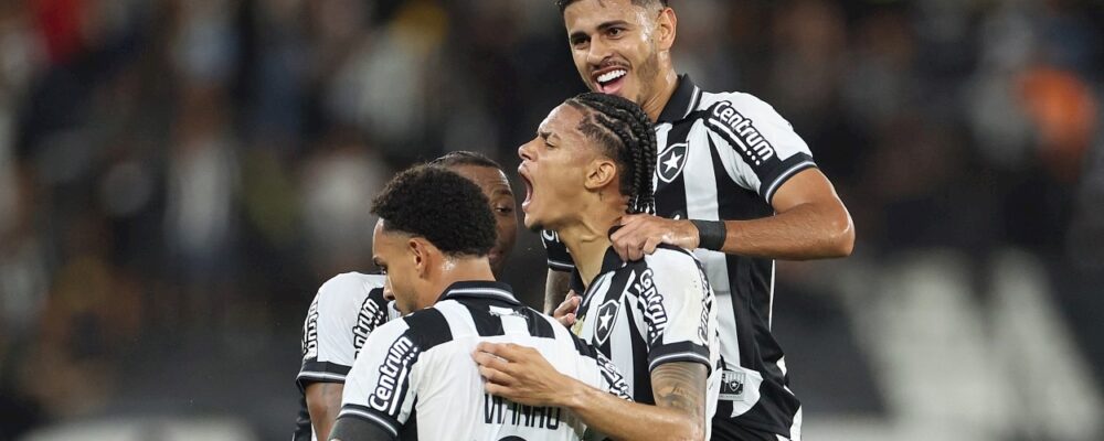 Danilo marca, Botafogo goleia Bragantino e cola no G4 do Brasileiro