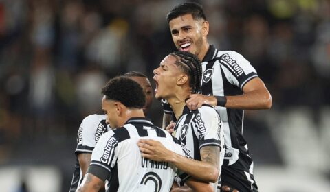 Danilo marca, Botafogo goleia Bragantino e cola no G4 do Brasileiro
