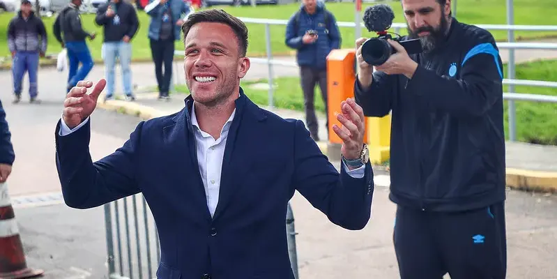 Arthur diz que volta melhor ao Grêmio e pronto para ‘reerguer o clube’
