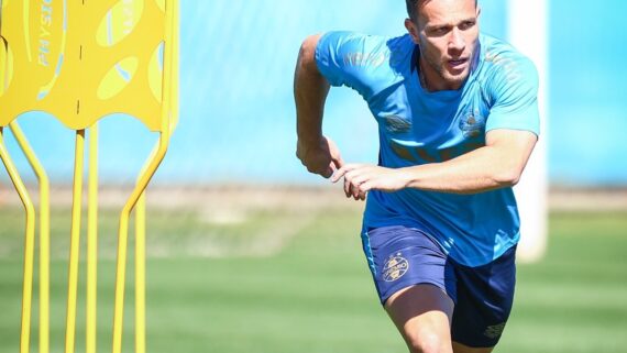 Arthur durante treino (foto: Lucas Uebel/Grêmio)