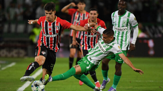 Jogadores de São Paulo e Nacional de Medellín (foto: Jaime SALDARRIAGA / AFP)