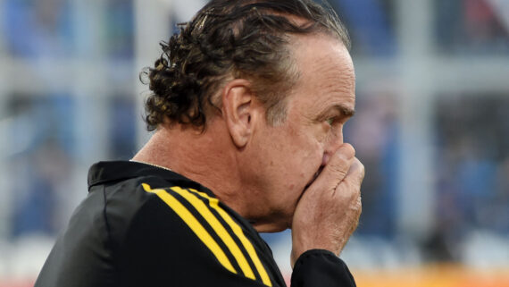 Cuca de perfil colocando a mão direita na boca (foto: Andres LARROVERE / AFP)