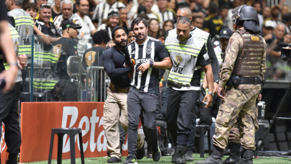 Torcedor do Atlético foi retirado após atirar objeto no campo da Arena MRV no clássico com o Cruzeiro (foto: Ramon Lisboa/EM/D.A. Press)