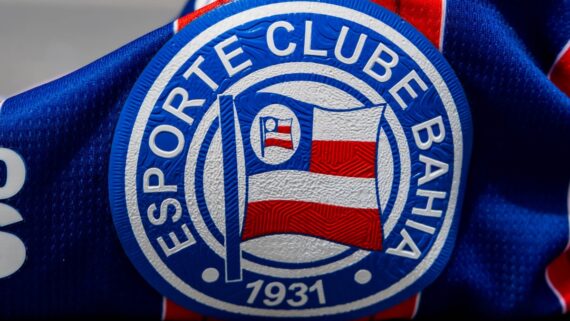 Escudo do Bahia na camisa 1 do clube (foto: Letícia Martins/EC Bahia)