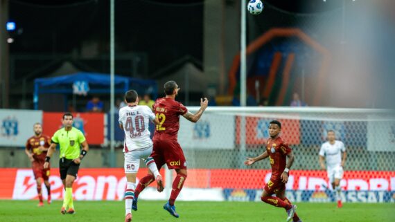 Disputa de bola em Bahia 3 x 3 Fluminense (foto: Rafael Rodrigues/EC Bahia)