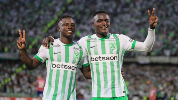 Jogadores do Atlético Nacional comemoram gol contra o Bahia (foto: Jaime Saldarriaga/AFP)