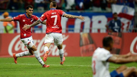 Jogadores do Nacional-URU comemoram gol contra o Bahia na Fonte Nova (foto: Arisson MARINHO / AFP)