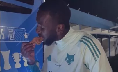 Bolasie provoca Atlético-MG comendo frango frito após vitória do Cruzeiro