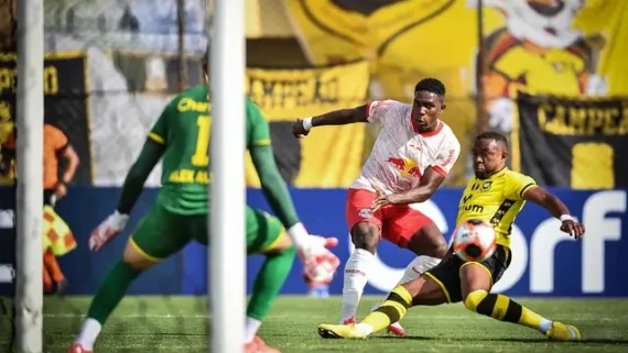 Embate no confronto entre Bragantino e São Bernardo (foto: Ari Ferreira/Bragantino)