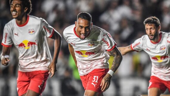 Jogadores do Bragantino comemoram gol em partida do Campeonato Brasileiro (foto: Ari Ferreira/Bragantino)