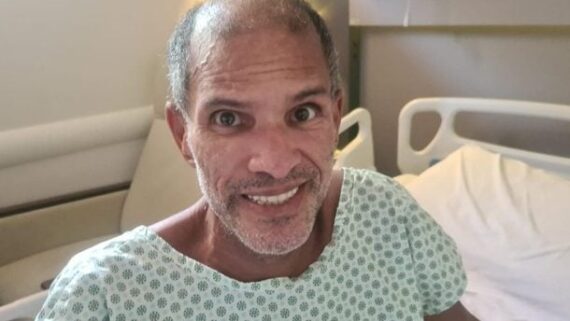 Geovani sebtado numa cama de hospital (foto: Foto: Arquivo Pessoal)