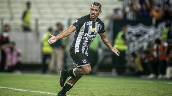 Fernando Sobral, do Ceará, comemora gol sobre o Fortaleza (foto: Felipe Santos / Ceará)