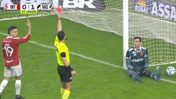 Léo Jardim foi expulso por 'cera' (foto: Reprodução/CazéTV)