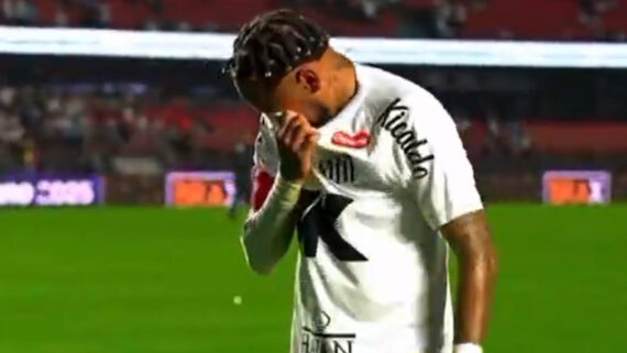 Neymar saiu de campo chorando depois da derrota do Santos para o Vasco por 6 a 0 (foto: Reprodução/Premiere)