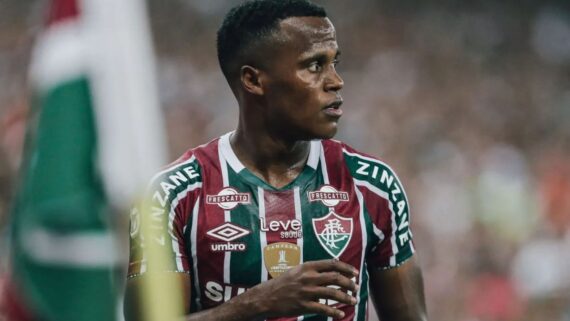 Jhon Arias em campo com a camisa do Fluminense (foto: Divulgação/ Fluminense))