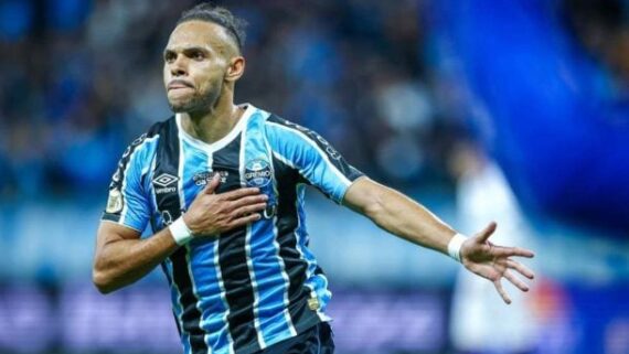 Braithwaite anotou dois gols de pênalti em um intervalo de cinco minutos (foto: Foto: Lucas Uebel/Grêmio)