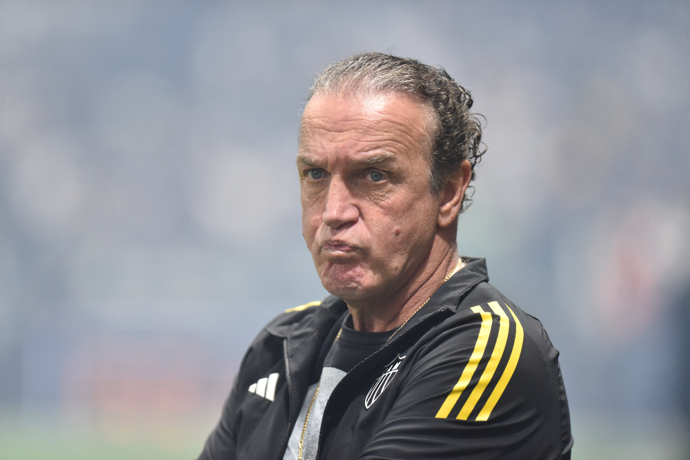 Comentaristas criticam decisão de Cuca em Atlético x Cruzeiro: ‘Baseada no sobrenatural’