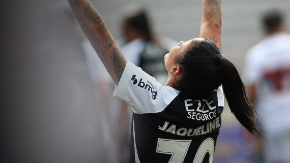 Jaqueline, jogadora do Corinthians, comemorando gol diante do São Paulo no Brasileiro Feminino (foto: Reprodução Twitter do Corinthians)