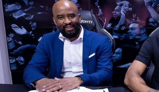 Executivo de Futebol do Corinthians sentado e vestido de terno (foto: Divulgação/Fabinho Soldado)