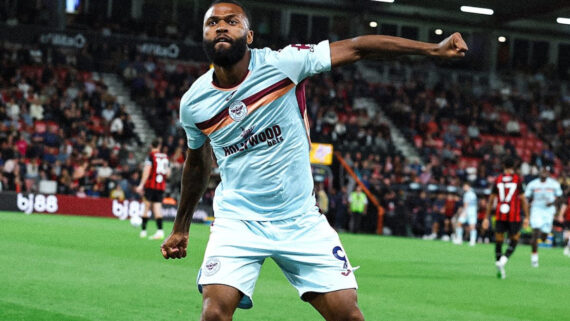 Thiago, atacante do Brentford, da Inglaterra, comemora gol sobre o Bournemouth (foto: Divulgação/Bournemouth)