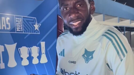 Bolasie comendo frango frito (foto: Reprodução/Redes sociais)