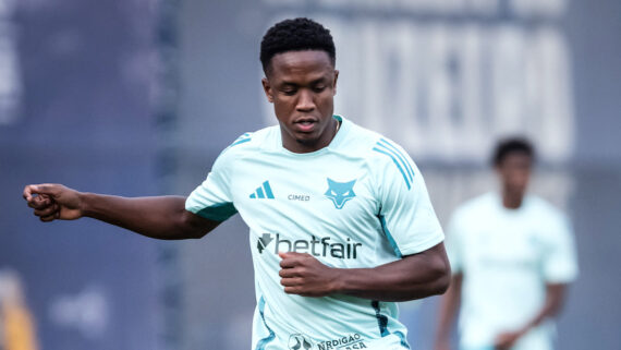 Luis Sinisterra, atacante do Cruzeiro, em treinamento na Toca da Raposa 2, em Belo Horizonte (foto: Gustavo Aleixo/Cruzeiro)