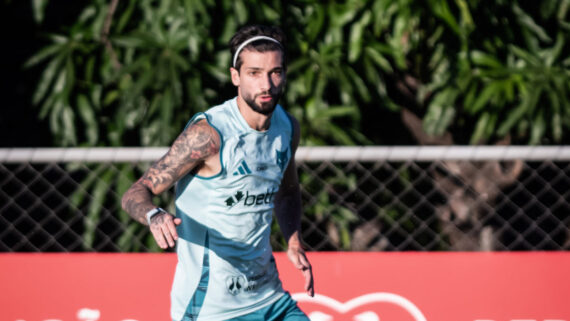 Lautaro Díaz, atacante do Cruzeiro, em treinamento na Toca da Raposa 2 (foto: Gustavo Aleixo/Cruzeiro)