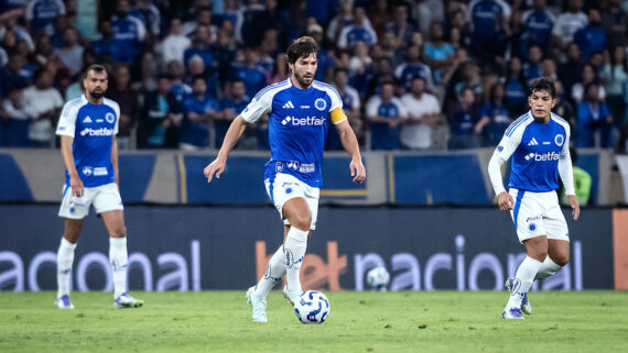 Lucas Silva conduz bola (foto: Gustavo Aleixo/Cruzeiro)