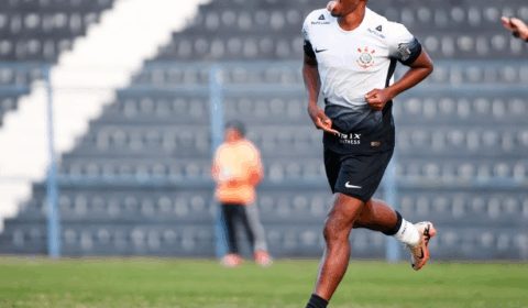 De contrato renovado, volante revelado na base do Corinthians é relacionado pela primeira vez no time principal
