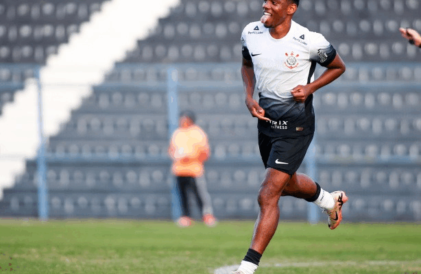De contrato renovado, volante revelado na base do Corinthians é relacionado pela primeira vez no time principal