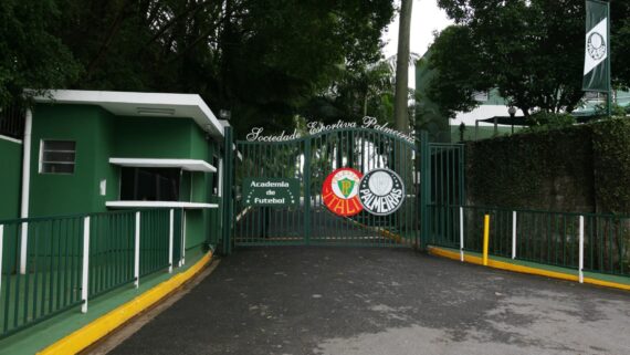 CT do Palmeiras, no local possui um portão de grades com dois escudos do Palmeiras (foto: Divulgação/Palmeiras)