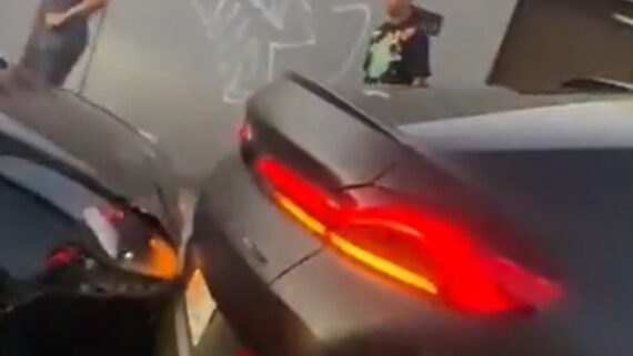 Trecho do vídeo que mostra batida de carro envolvendo David Luiz e Deyverson (foto: Reprodução)