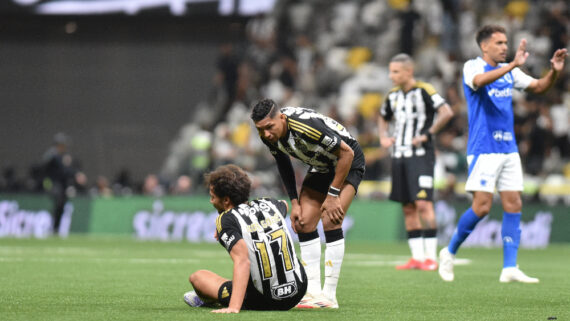 Rony conversa com Igor Gomes, caído no gramado da Arena MRV, durante derrota do Atlético para o Cruzeiro (foto: Ramon Lisboa/EM/D.A. Press)