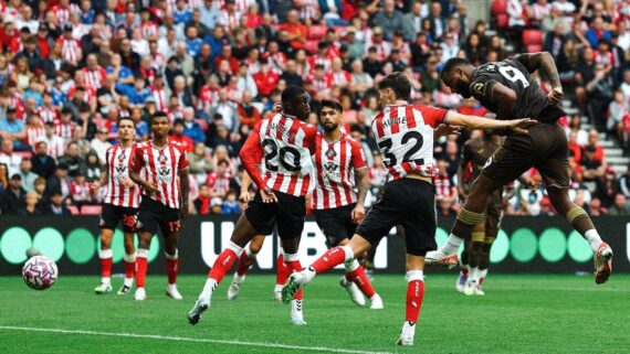 Igor Thiago marcou de cabeça para o Brentford (foto: Divulgação/Brentford)
