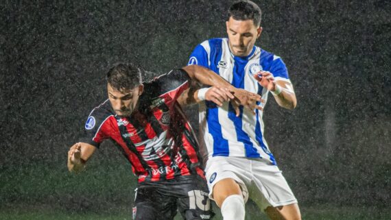 Jogadores de Vitória e Cerro disputando bola (foto: Victor Ferreira/EC Vitória)