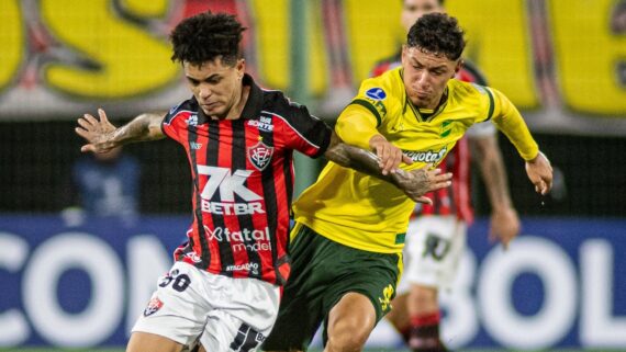Jogadores de Vitória e Defensa y Justicia disputando bola (foto: Victor Ferreira/EC Vitória)