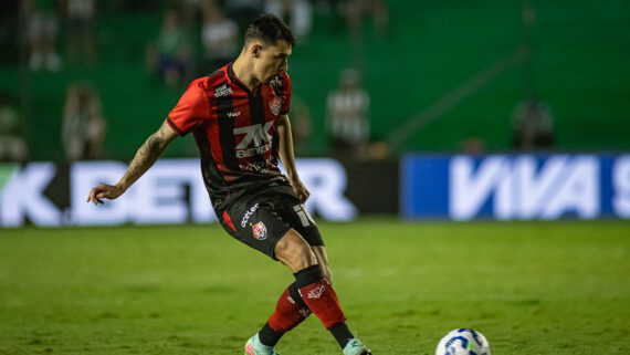 Jogador do Vitória tocando na bola com o pé esquerdo (foto: Victor Ferreira/EC Vitória)