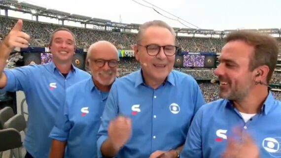 Caio Ribeiro, Júnior, Luís Roberto e Roger Flores dançaram música do Mundial (foto: Reprodução/TV Globo)