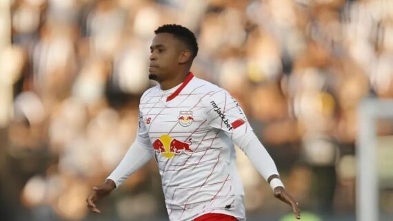 Alerrandro com a camisa do Bragantino (foto: Ari Ferreira - Bragantino)